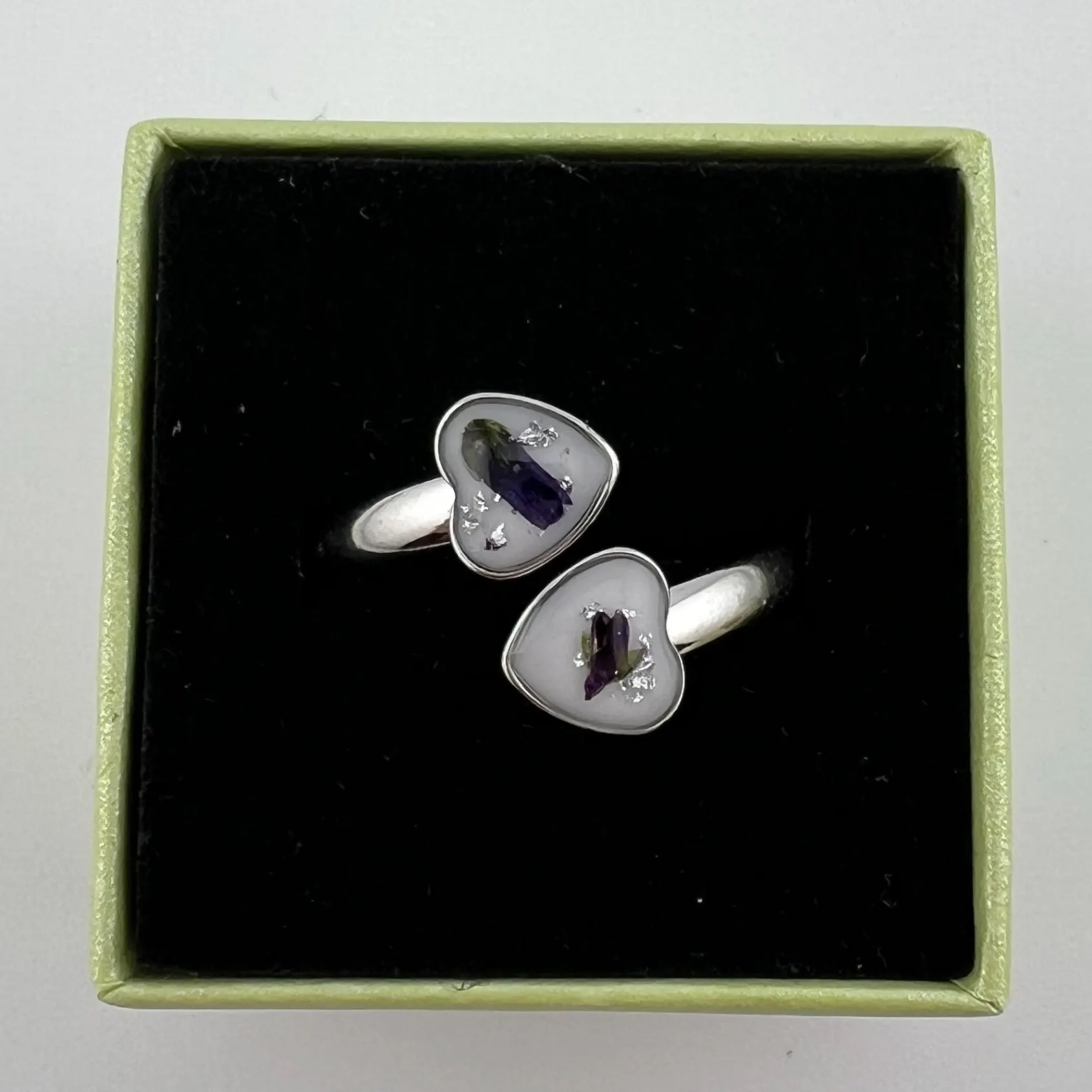 Prsten, pryskyřice, srdce, fialové kvítka